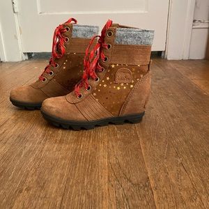 Girls' Sorel Lexie Wedge Boots Tan w/Gold Stars Kid Size 3